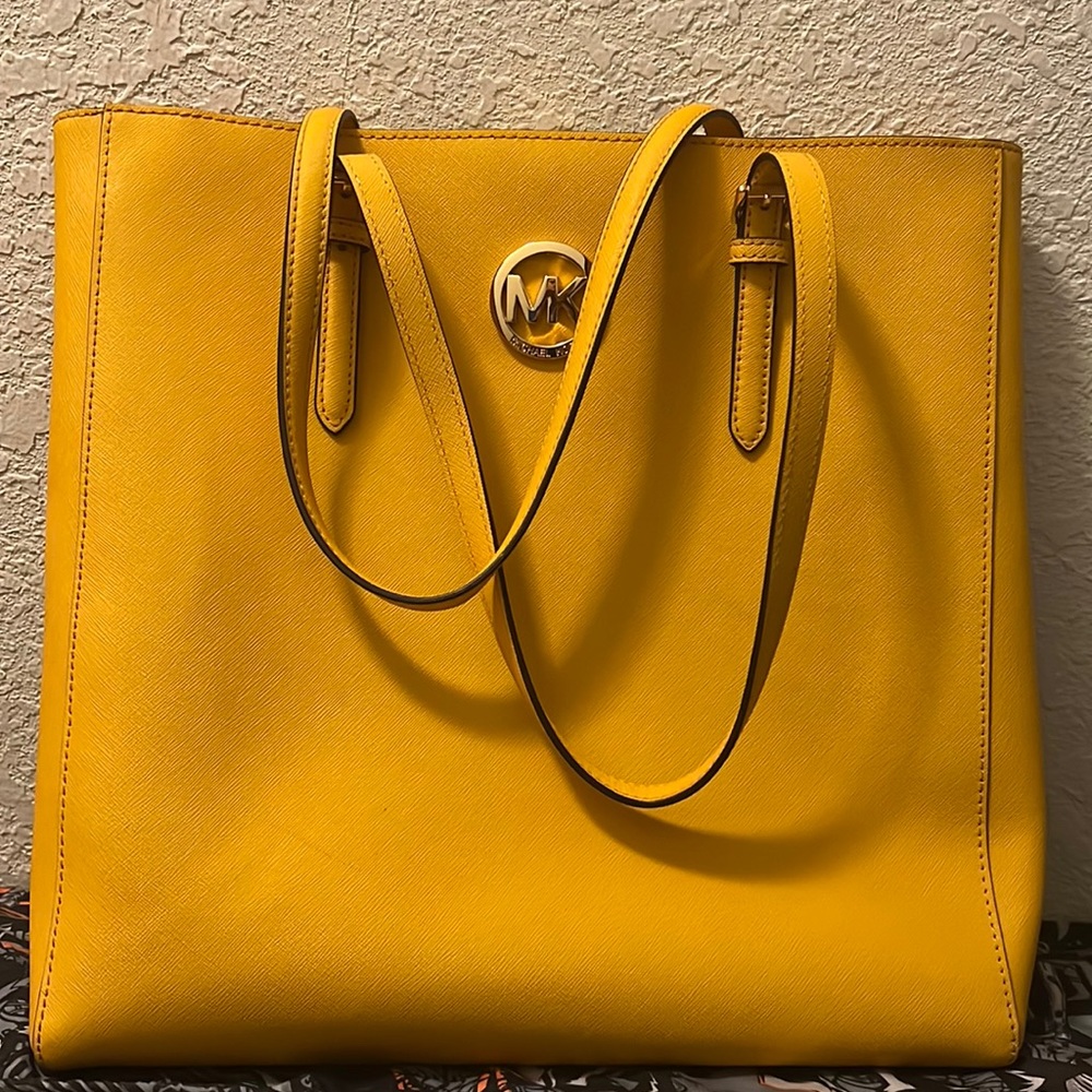 Michael Kors bag - Picture 1 of 3